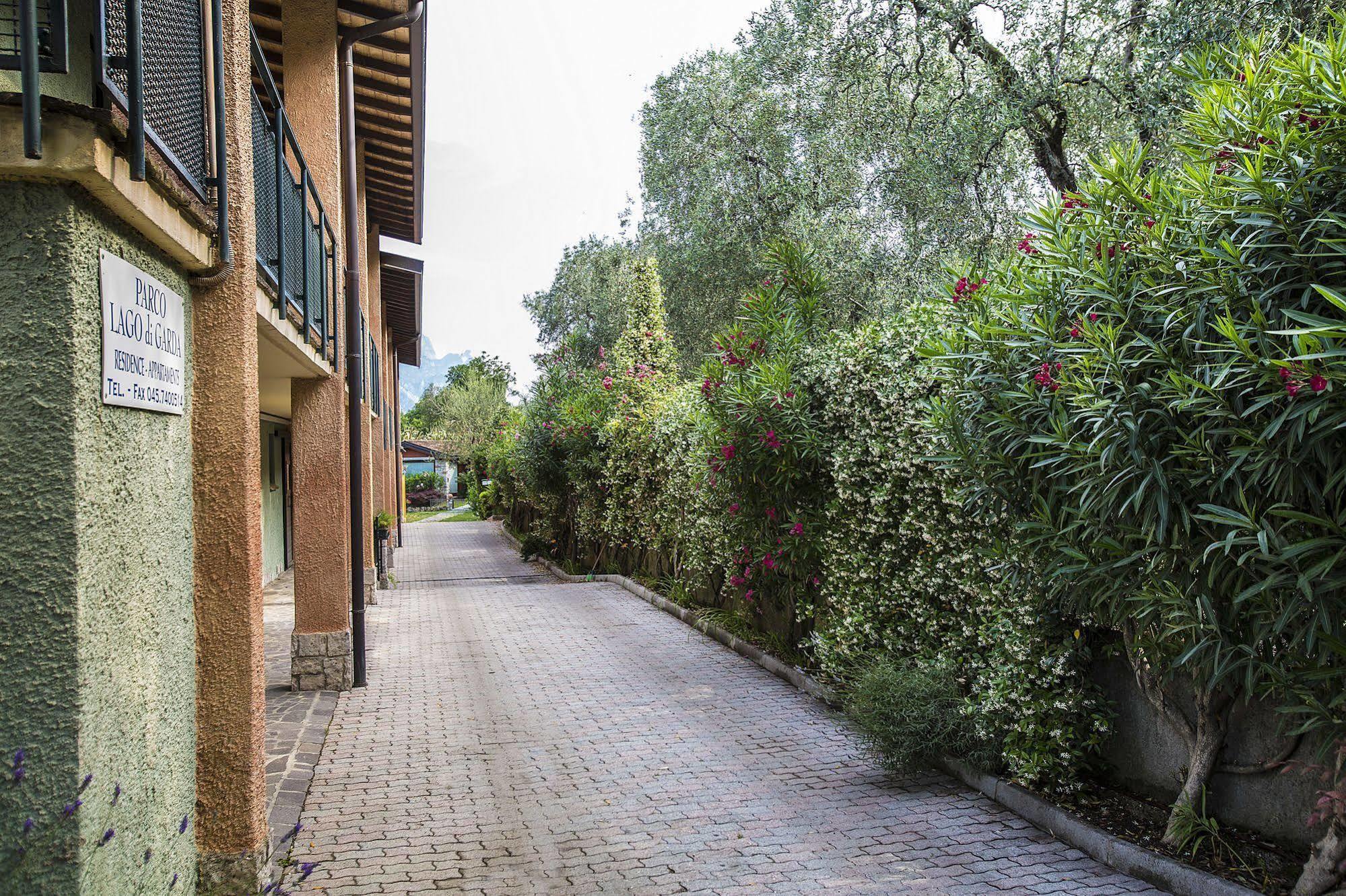 Residence Parco Lago Di Garda Мальчезине Экстерьер фото