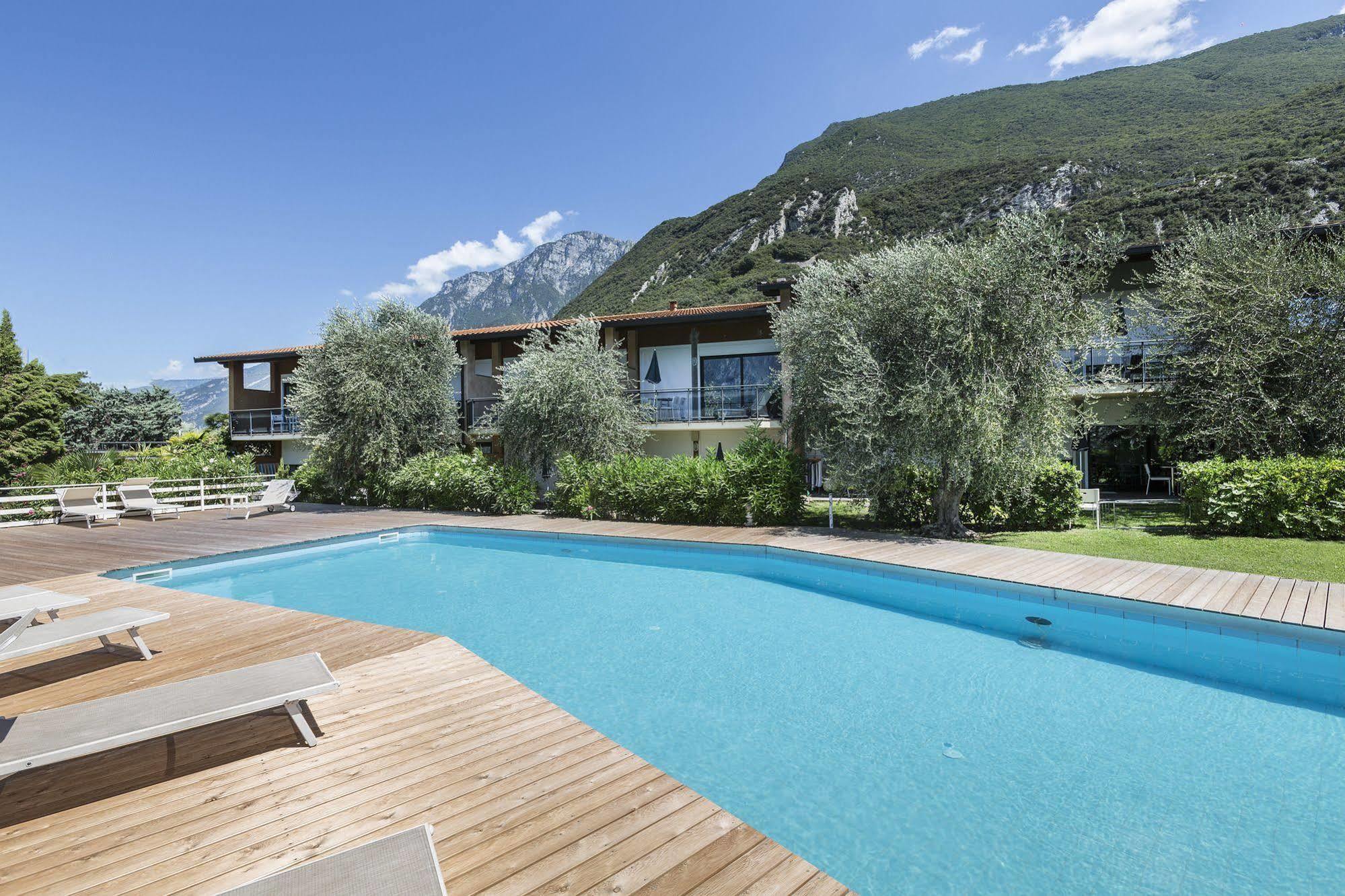 Residence Parco Lago Di Garda Мальчезине Экстерьер фото