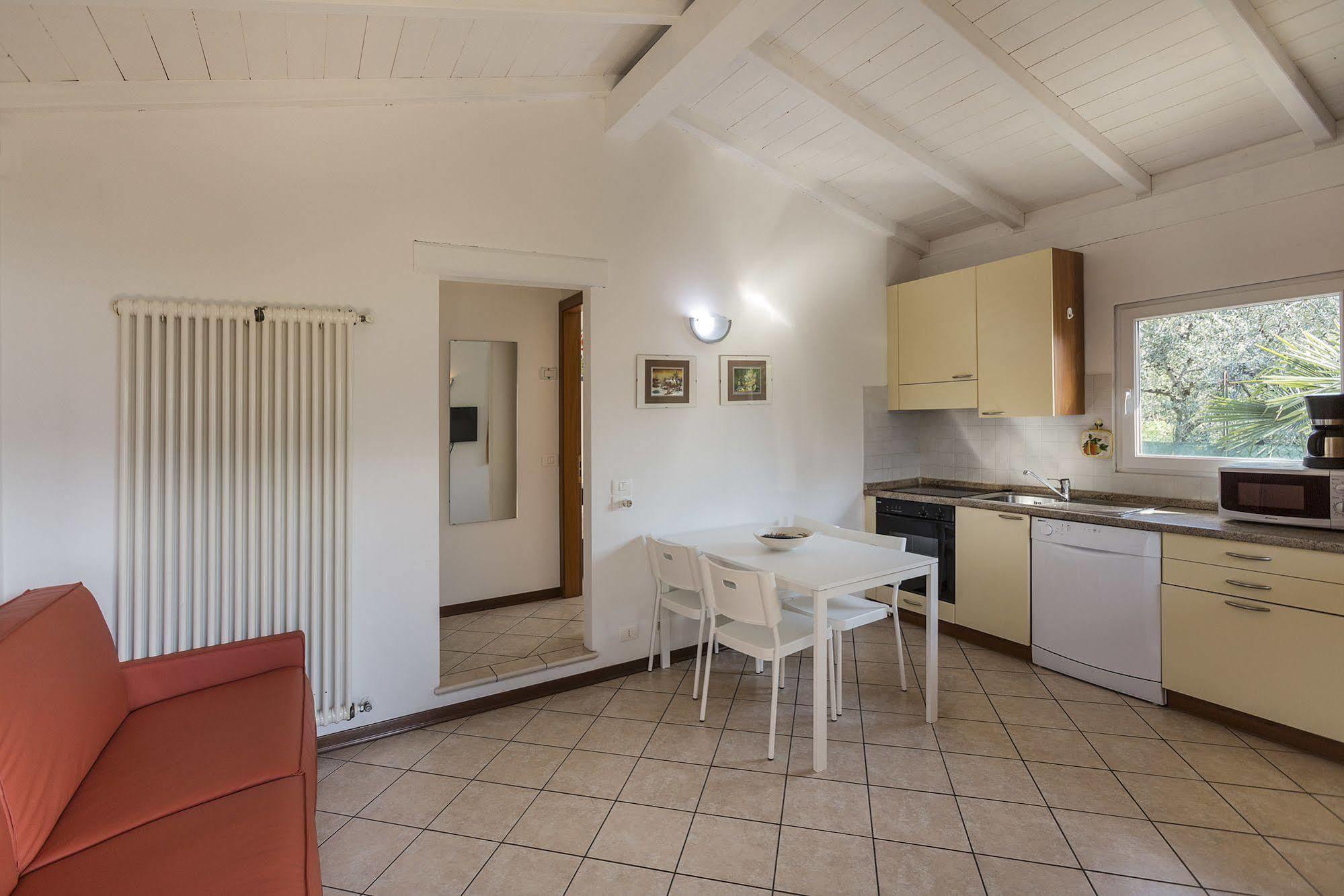 Residence Parco Lago Di Garda Мальчезине Экстерьер фото